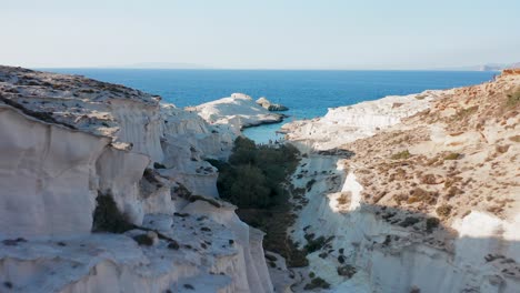 Sarakiniko-Beach-Fpv-Drone-Offenbaren-Strand,-Milos-Insel-Griechenland