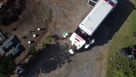 voluntarios con ropa de protección llevan ataúdes expuestos a covid-19 para el entierro