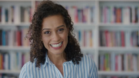 Retrato-Hermosa-Mujer-De-Negocios-Madura-Riendo-Disfrutando-De-Un-Exitoso-Hito-En-Su-Carrera-Mirando-Feliz-Empresaria-En-El-Fondo-De-Una-Estantería-En-Cámara-Lenta