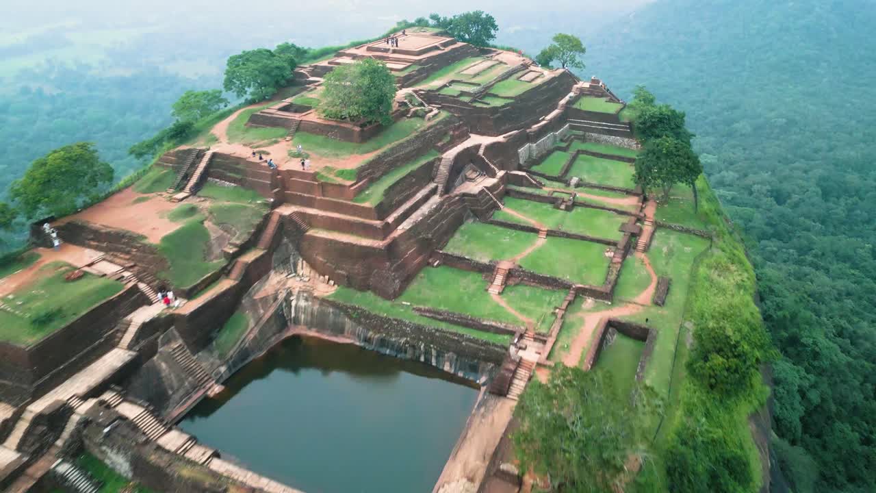 toma de adelantamiento de la roca única de los leones de sigiriya en el corazón del bosque al atardecer, sri lanka