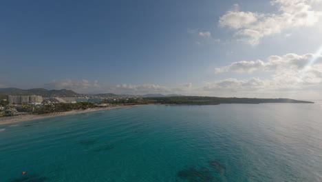 Vista-Aérea-Del-Agua-Clara-De-La-Playa-De-Sa-Coma