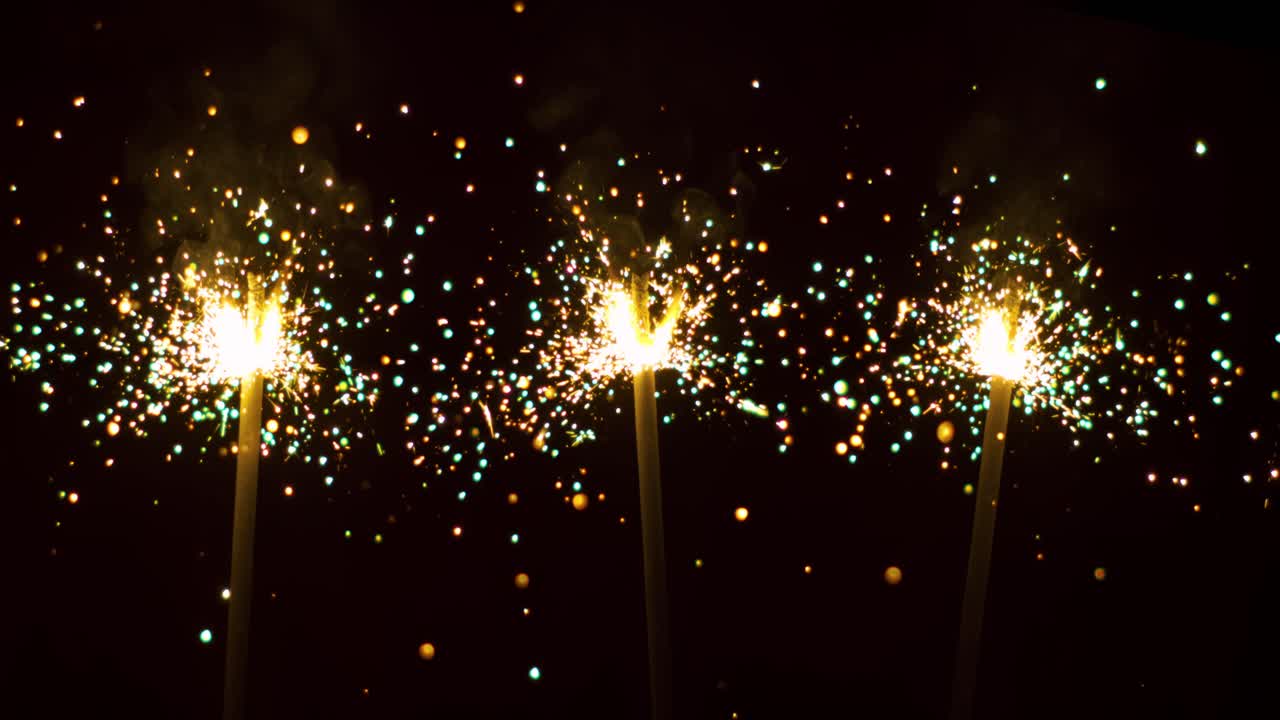 Fuochi d'artificio bengala su sfondo nero che bruciano al rallentatore. Ripreso con una telecamera super slow motion a 1000 fps