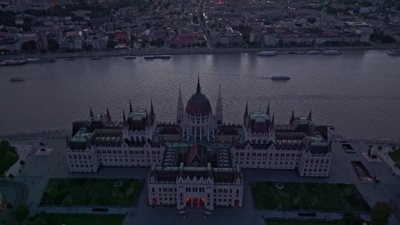 Veduta aerea del Palazzo del Parlamento Ungherese e dello skyline di Budapest al crepuscolo
