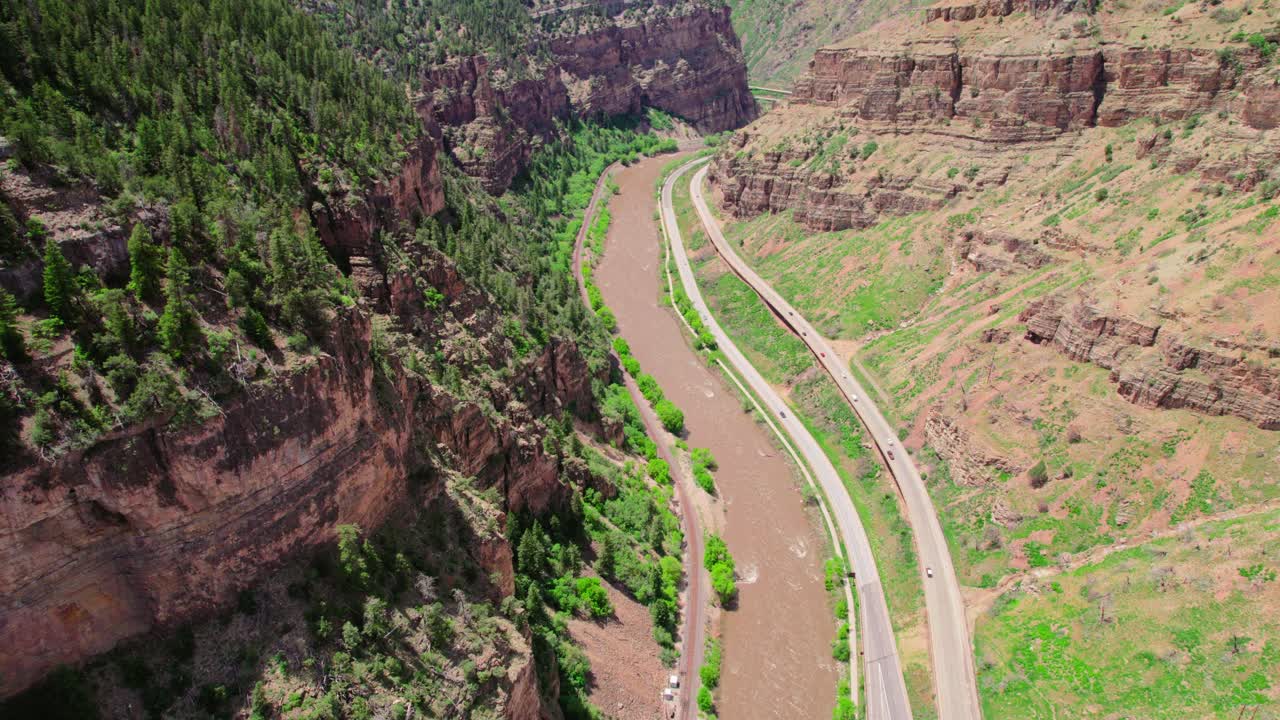 글렌우드 캐니언 (glenwood canyon) 에 있는 i-70 고속도로 에 있는 깊은 캐니언 협곡을 흐르는 콜로라도 강의 드론 촬영