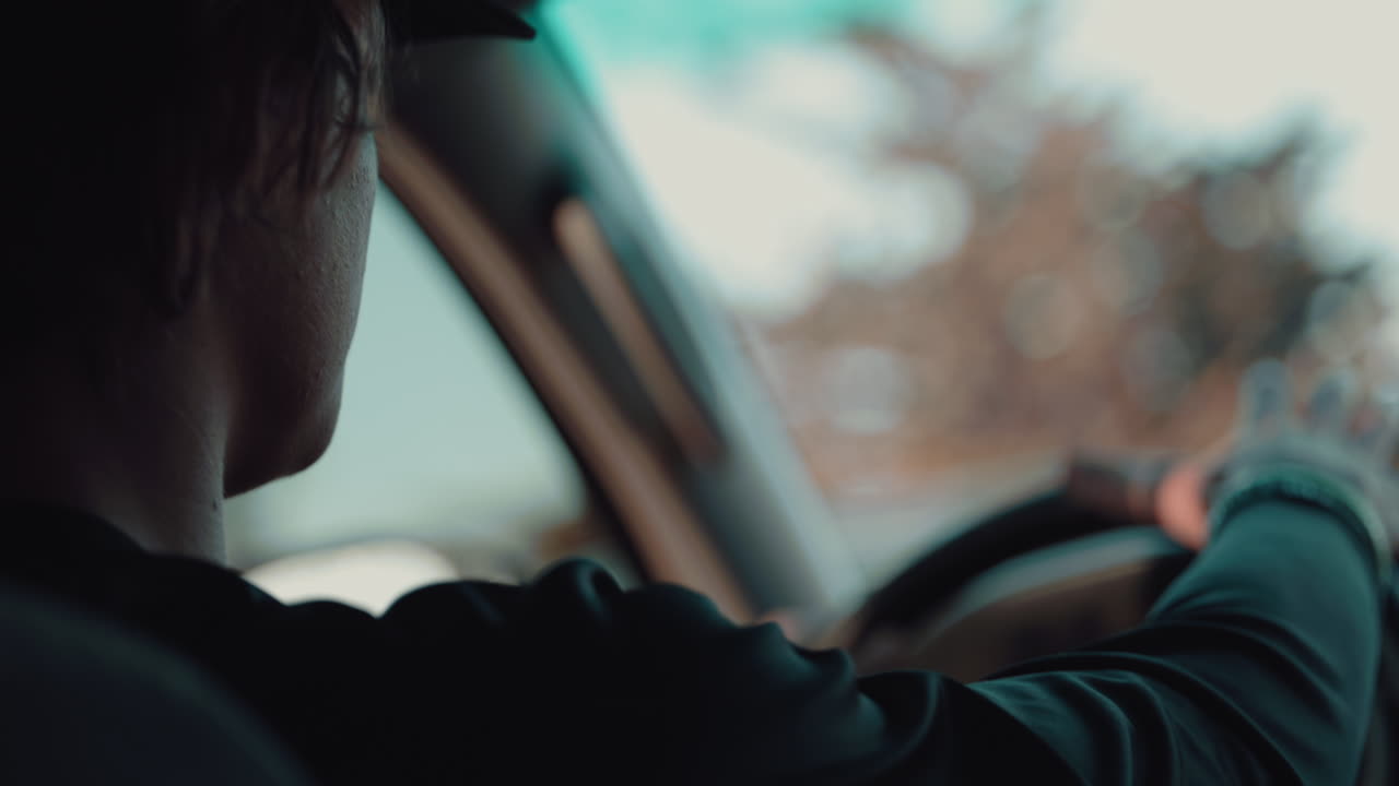 해안가를 따라 차를 운전하는 남자