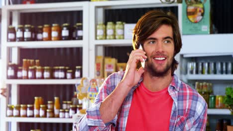 hombre hablando por teléfono móvil