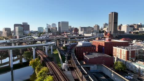 Los-Vagones-De-Ferrocarril-Que-Transportan-Carbón-Llegan-A-Richmond-Virginia-Skyline-Antena