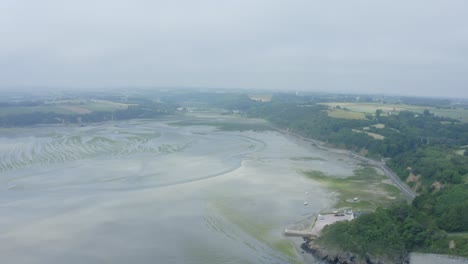 Panorama-Del-Clima-Brumoso-En-La-Granja-De-Ostras-En-La-Región-Francesa-Del-Norte-De-Bretaña