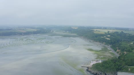 panorama del clima brumoso en la granja de ostras en la región francesa del norte de bretaña