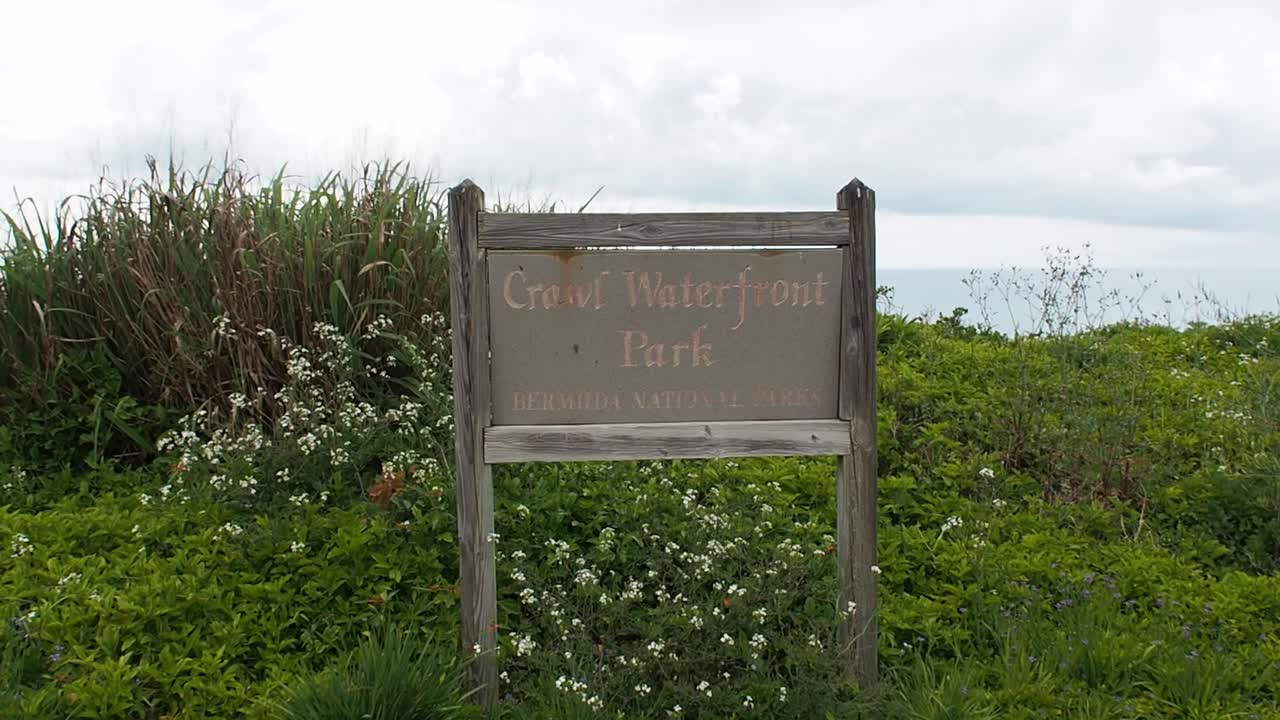 버뮤다의 푸른 바다 위로 빛나는 맑은 휴식과 함께 흐린