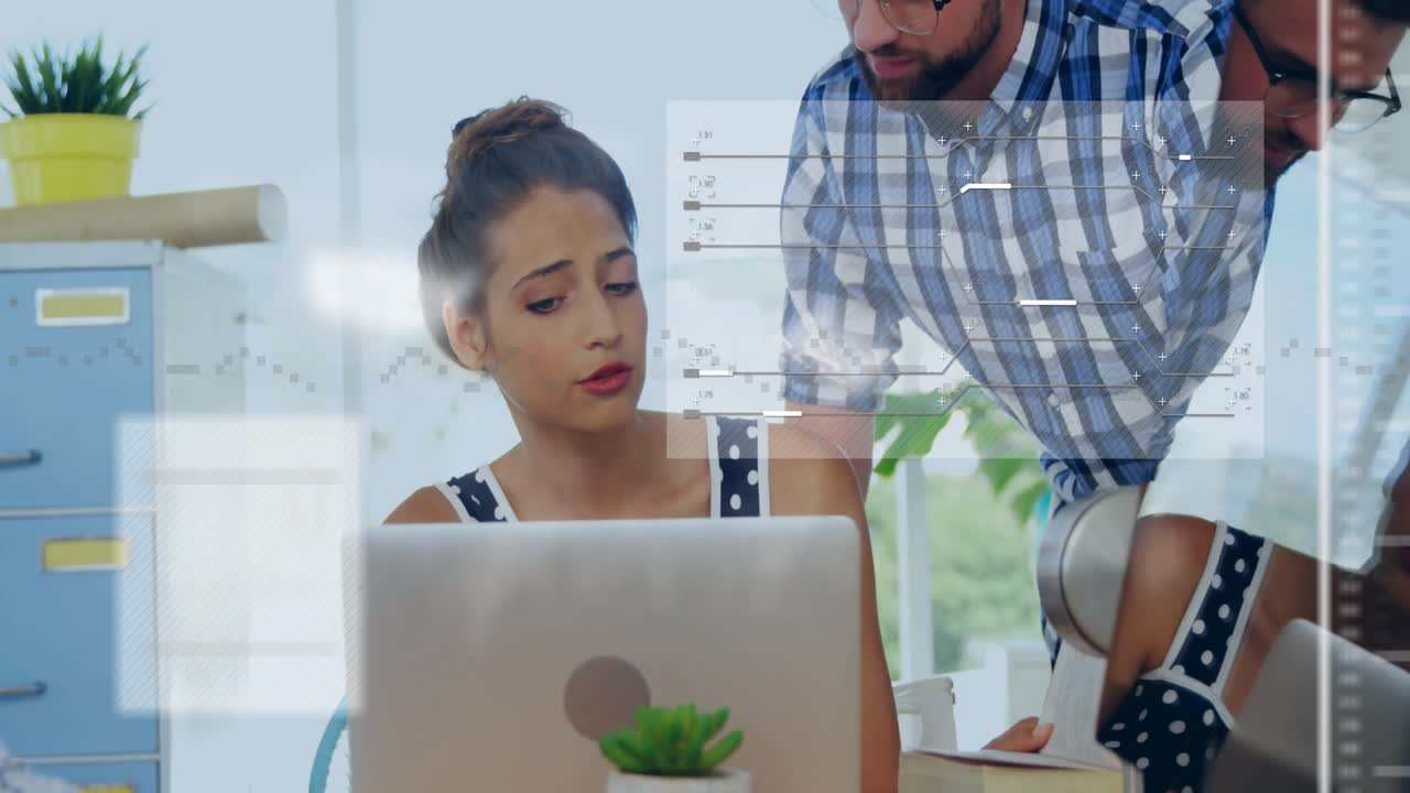 Donna e collega che iniziano la revisione dei dati aziendali digitando sul laptop e attivando grafici fluttuanti