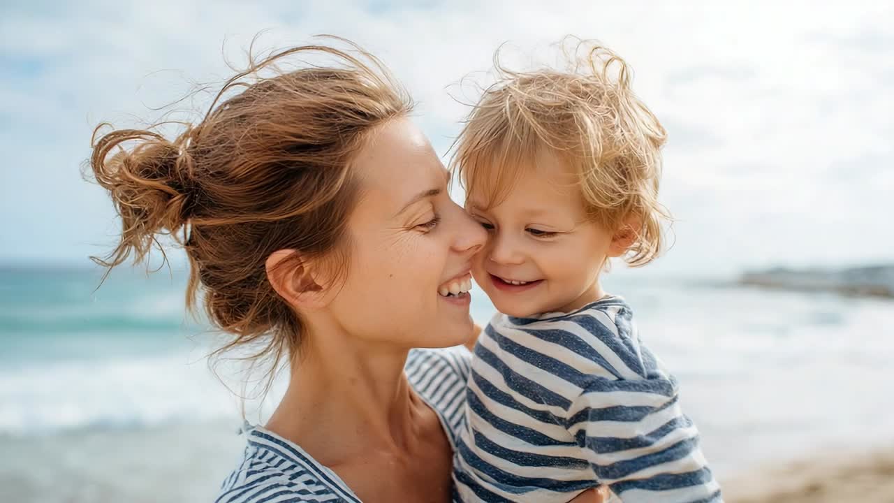 Mutter und Kind teilen die Freude am Strand an einem sonnigen Tag