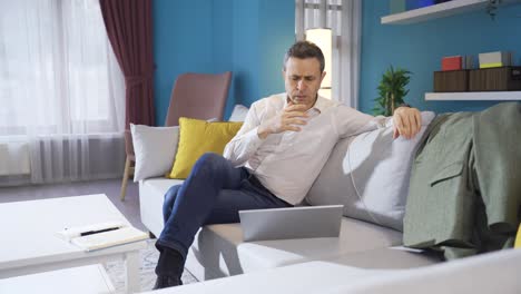 el hombre que está cansado y aburrido de pensar demasiado.
