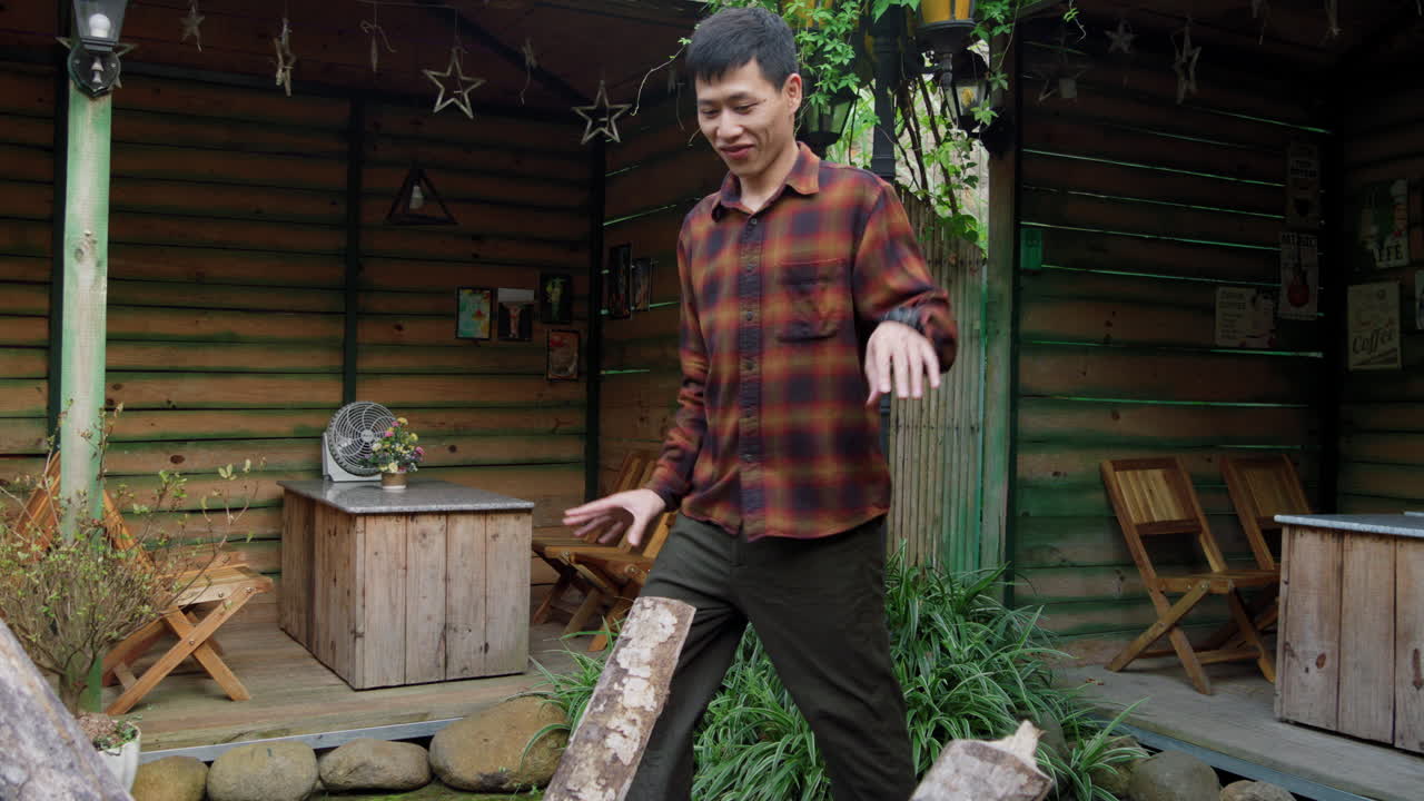 bailarín masculino de hip hop bailando al aire libre en vietnam