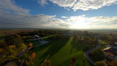 Fpv-Dynamisch-Aufsteigend-über-Den-Grafenegg-Schlossgarten-Während-Des-Atemberaubenden-Herbstsonnenuntergangs