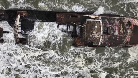 barco hundido en la famosa costa de los esqueletos de namibia, antena