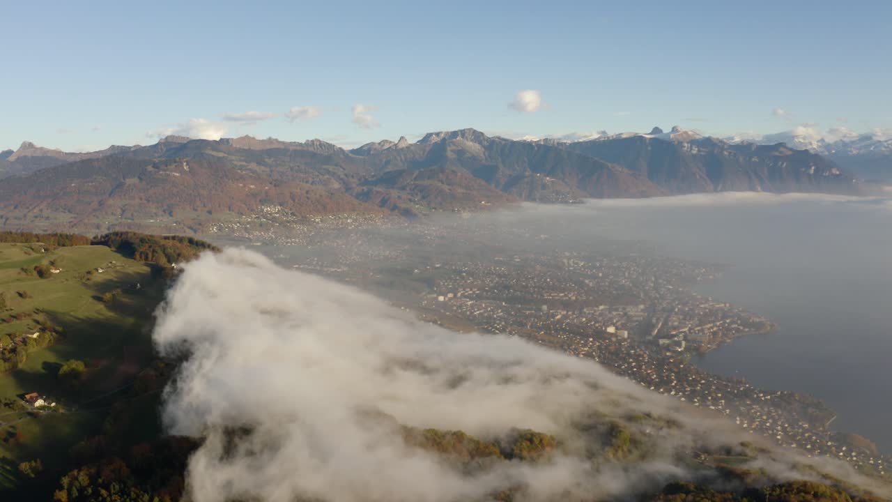 antena de un parche de niebla trepando y disipándose rápidamente sobre bosques y campos agrícolas