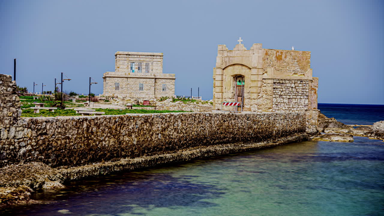 Imagem em lapso de tempo de ruínas antigas no Porto Torre di Ligny na cidade de Trapani, na Ilha da Sicília, Itália.