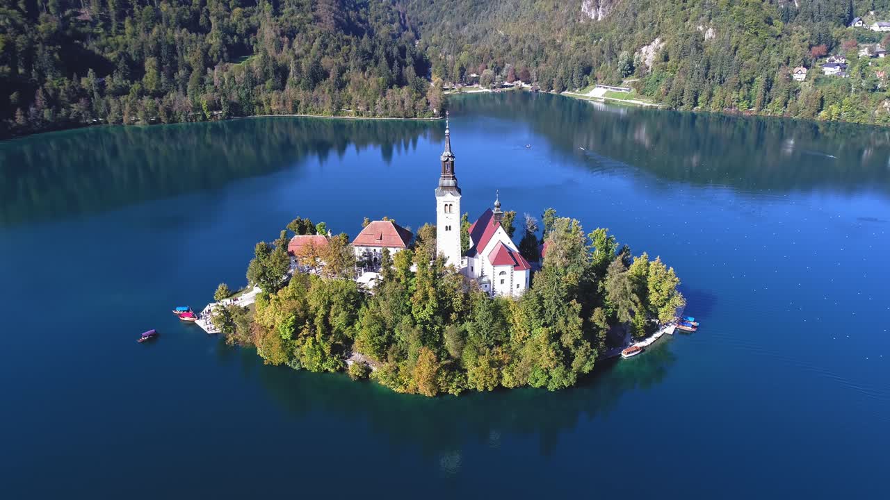 Imagem aérea panorâmica ascendente do Lago Bled com a histórica igreja na ilha. Bled, Eslovênia