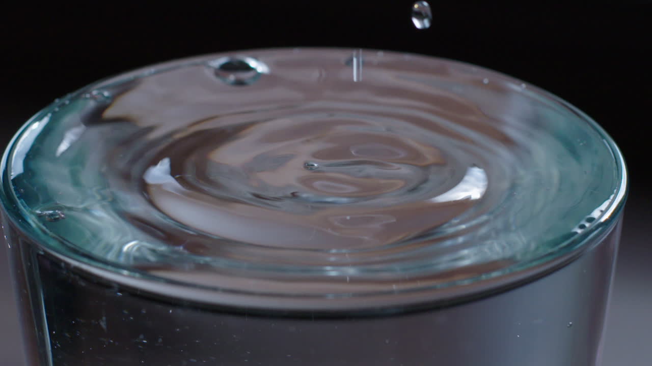 물이 유리잔에 떨어지고 있다