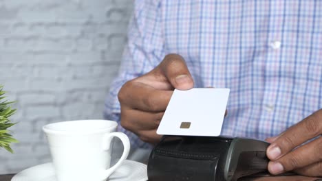 pagar con tarjeta de crédito en un café