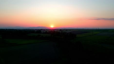 Brillante-Puesta-De-Sol-Sobre-Los-Campos-Verdes-Cerca-Del-Campo