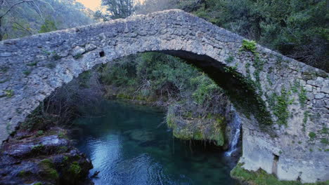 Bosque,-Río-Y-Un-Puente-Desde-Arriba,-Disparos-De-Drones