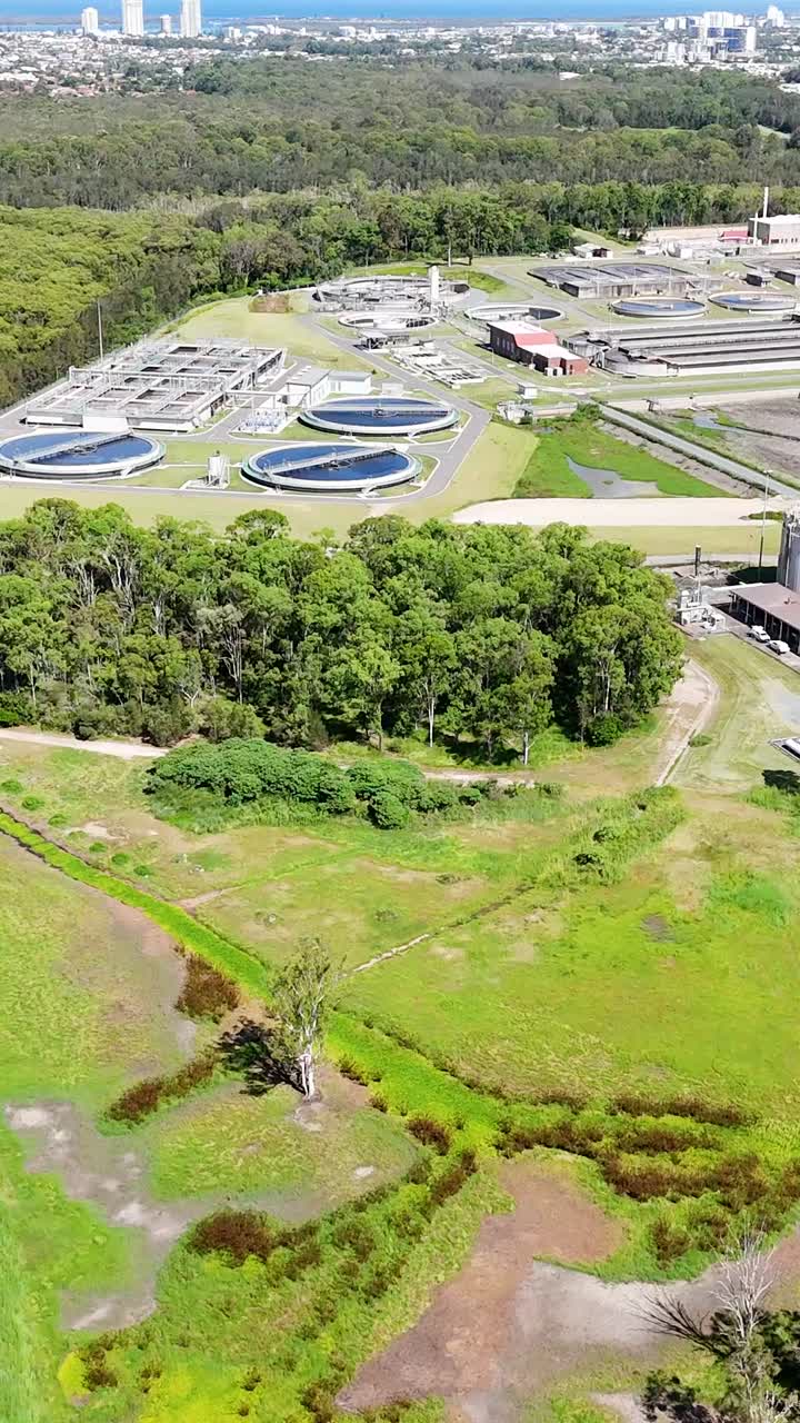 drones capturan el paisaje de una planta de tratamiento de aguas residuales expansiva