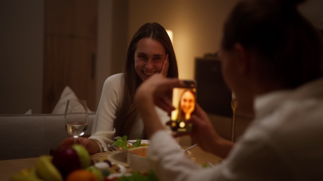 Amigos disfrutando de una comida y haciéndose un selfie