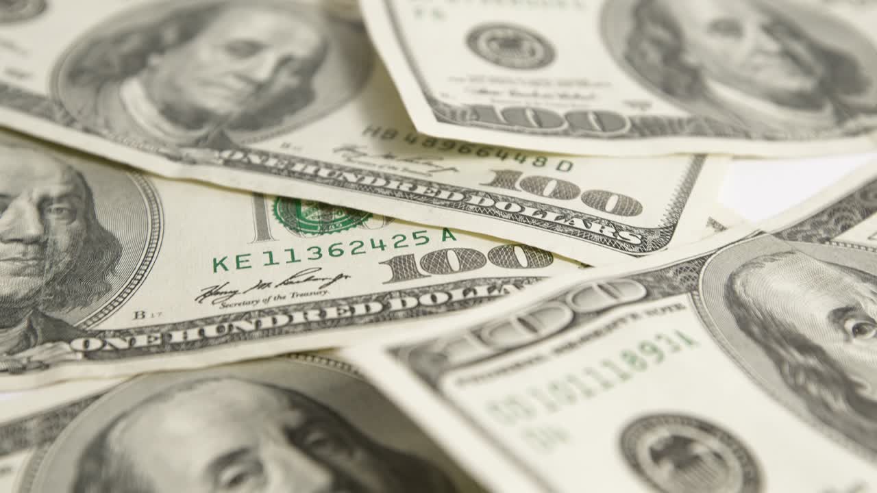 billetes de cien dólares, billetes en movimiento. primer plano del dinero. concepto de finanzas.