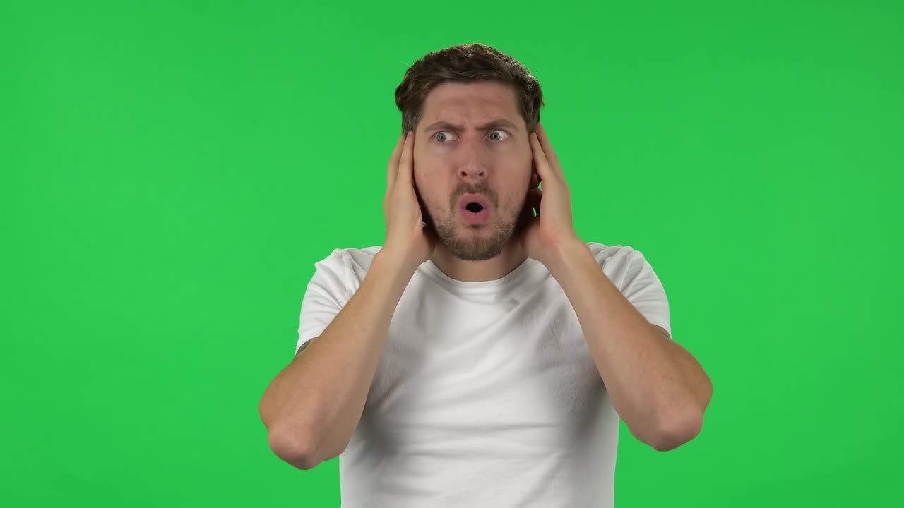 retrato de un tipo confiado con una expresión facial sorprendida y conmocionada. pantalla verde