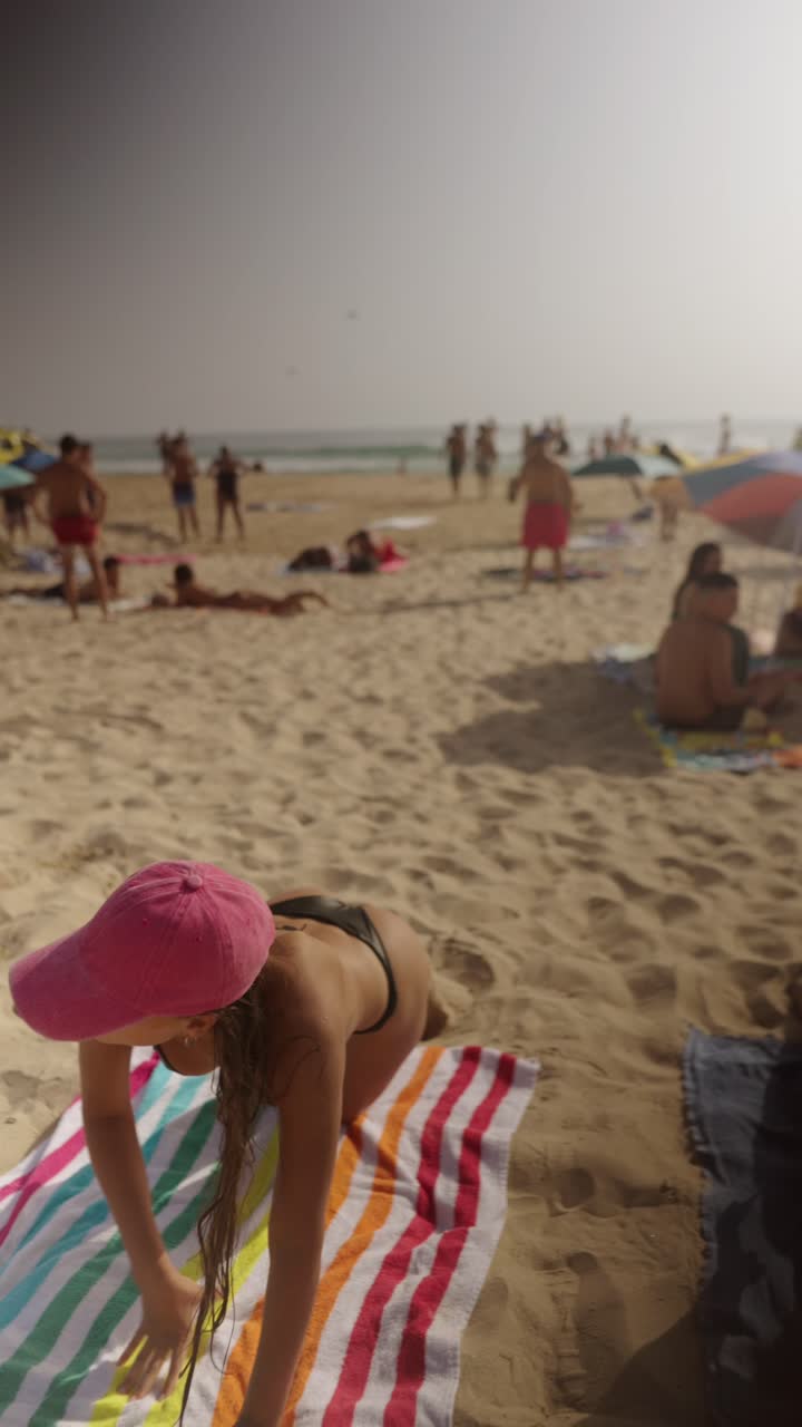 mujer en bikini en una playa