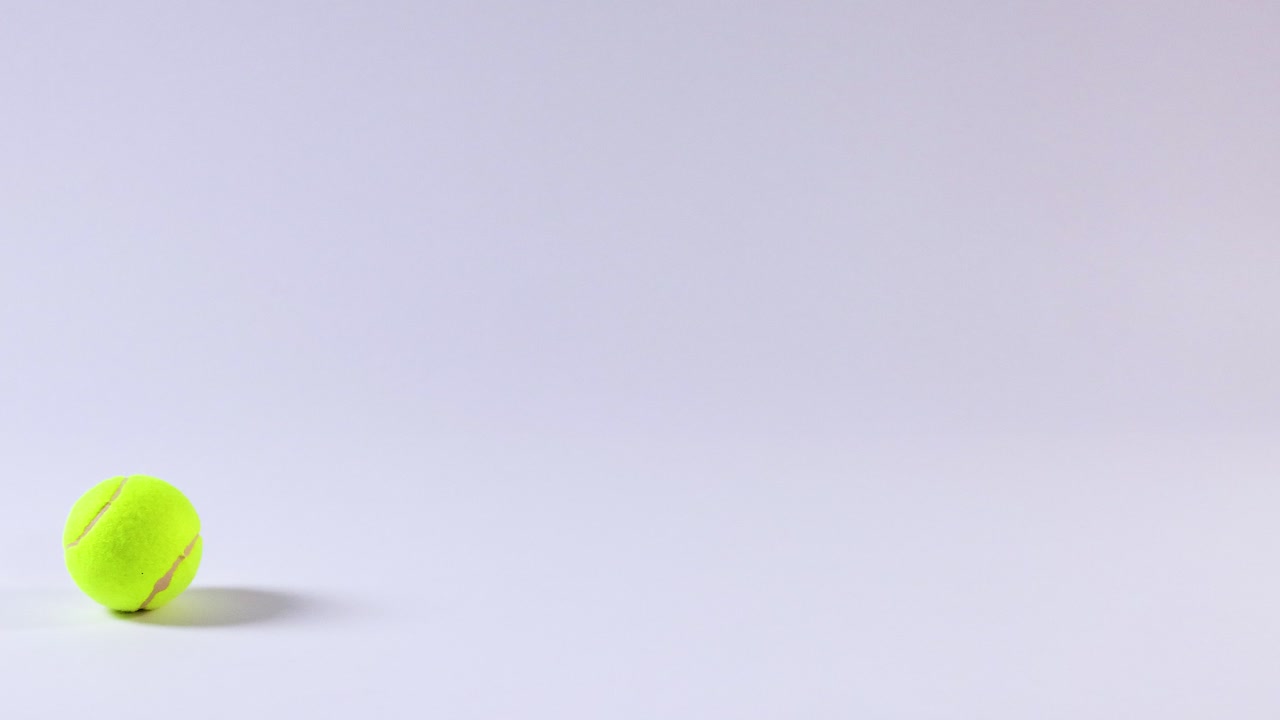 테니스 공이 평평한 표면을 가로질러 굴러