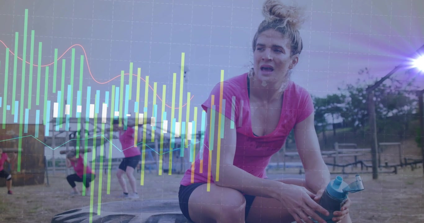 Donna su pneumatico che tiene una bottiglia, riprendendo fiato, guardando squat di fitness, con una sovrapposizione che cresce sull'inquadratura.