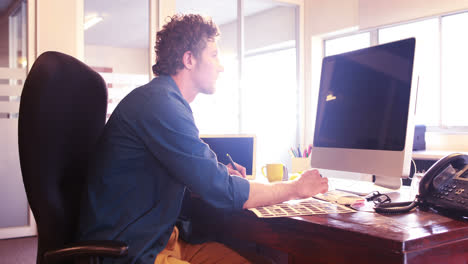 diseñador gráfico masculino trabajando en un monitor de computadora