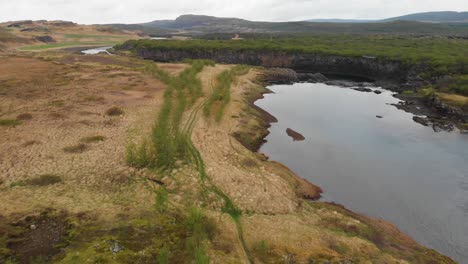 Luftaufnahmen,-Die-Sich-In-Richtung-Des-Wasserfalls-Glanni-In-Westisland-Bewegen