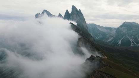 Drei-Beeindruckende-Berggipfel-Namens-Drei-Zinnen-Ohne-Wolken-Auf-Der-Trentiner-Seite-Und-Immer-Mehr-Wolken-Auf-Der-Venezianischen-Seite