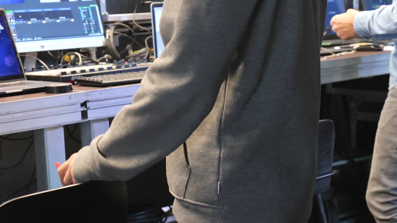 manos de un técnico de video en la producción de una transmisión en vivo