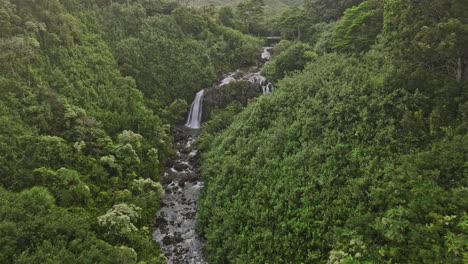 Maui-Hawaii-Vuelo-Aéreo-V36-Con-Drones-Sobre-El-Arroyo-Nailiilihaele-Que-Captura-El-Paisaje-Natural-De-Cascadas-En-El-Valle-En-Medio-De-Una-Vegetación-Densa-Y-Exuberante---Filmado-Con-Mavic-3-Cine---Diciembre-De-2022