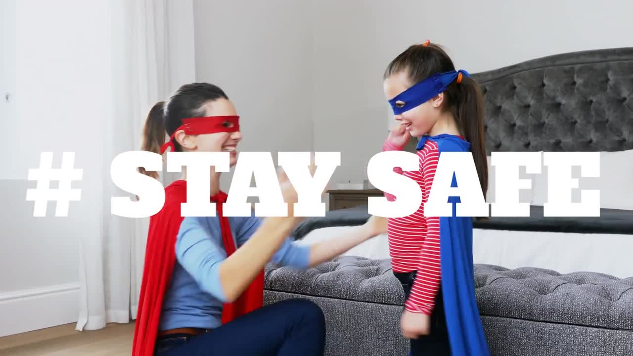 코로나바이러스 전염병 기간 동안 안전하게 지내라는 단어가 새겨진 케이프를 입은 백인 여성과 딸