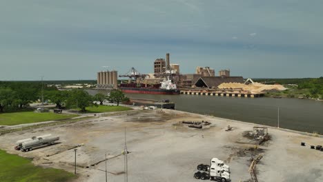 Nave-Del-Muelle-En-Una-Planta-Concreta