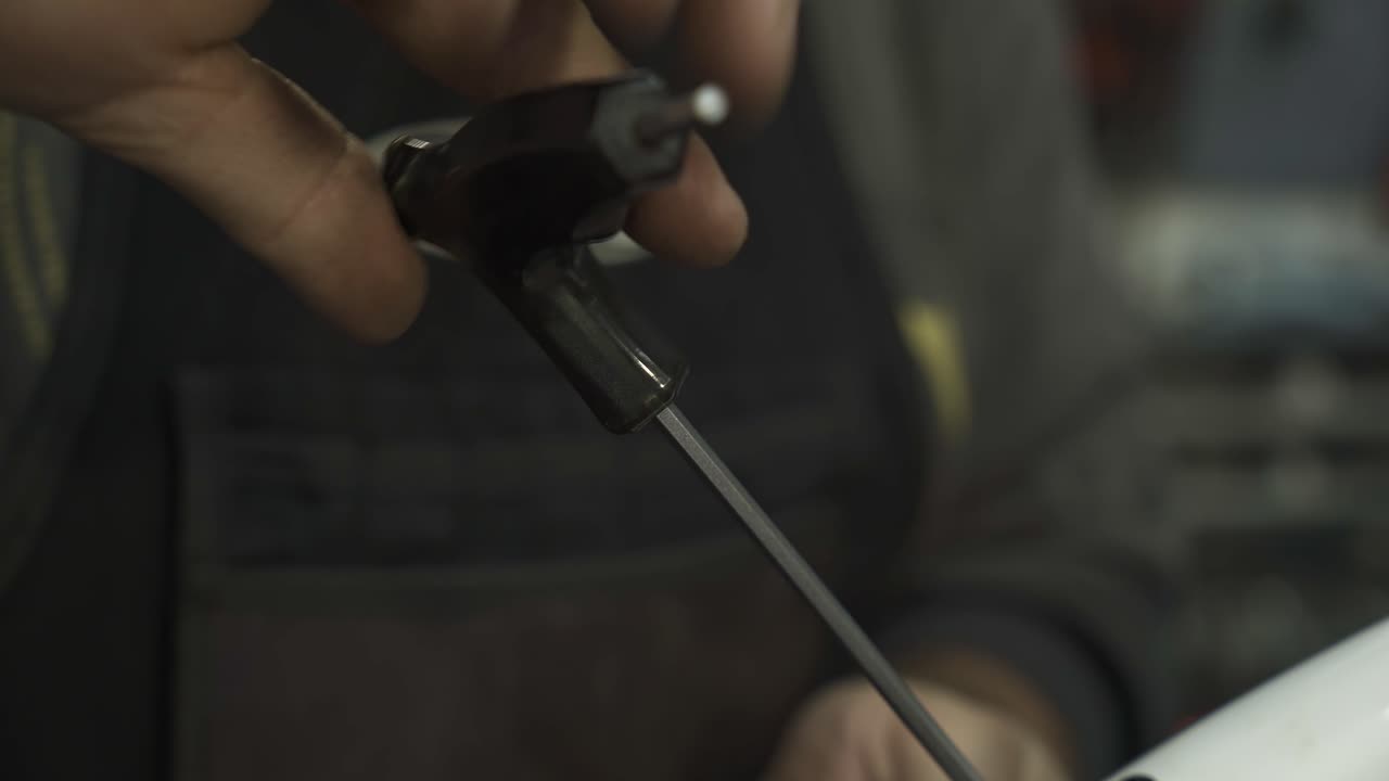 ⁇ 더 스크류 를 단단 히  ⁇ 는 자전거 정비사