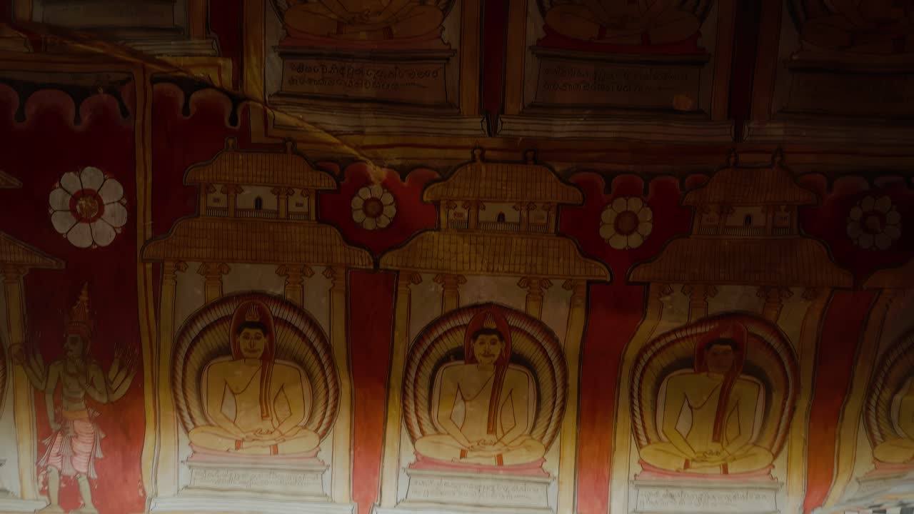 Interno del Tempio rupestre di Dambulla. Affreschi intricati, antichi dipinti murali buddhisti e sculture.