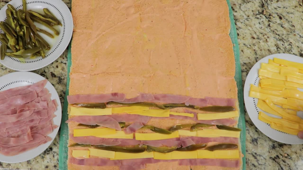 añadiendo ingredientes a un time-lapse de envoltura, niños envueltos plato sudamericano