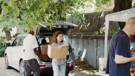 Las-Personas-Necesitadas-Reciben-Cajas-De-Contribución