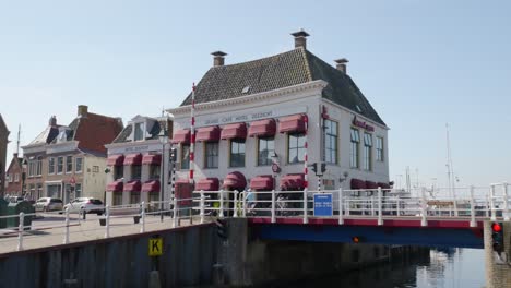 puente del canal y hotel en una ciudad holandesa