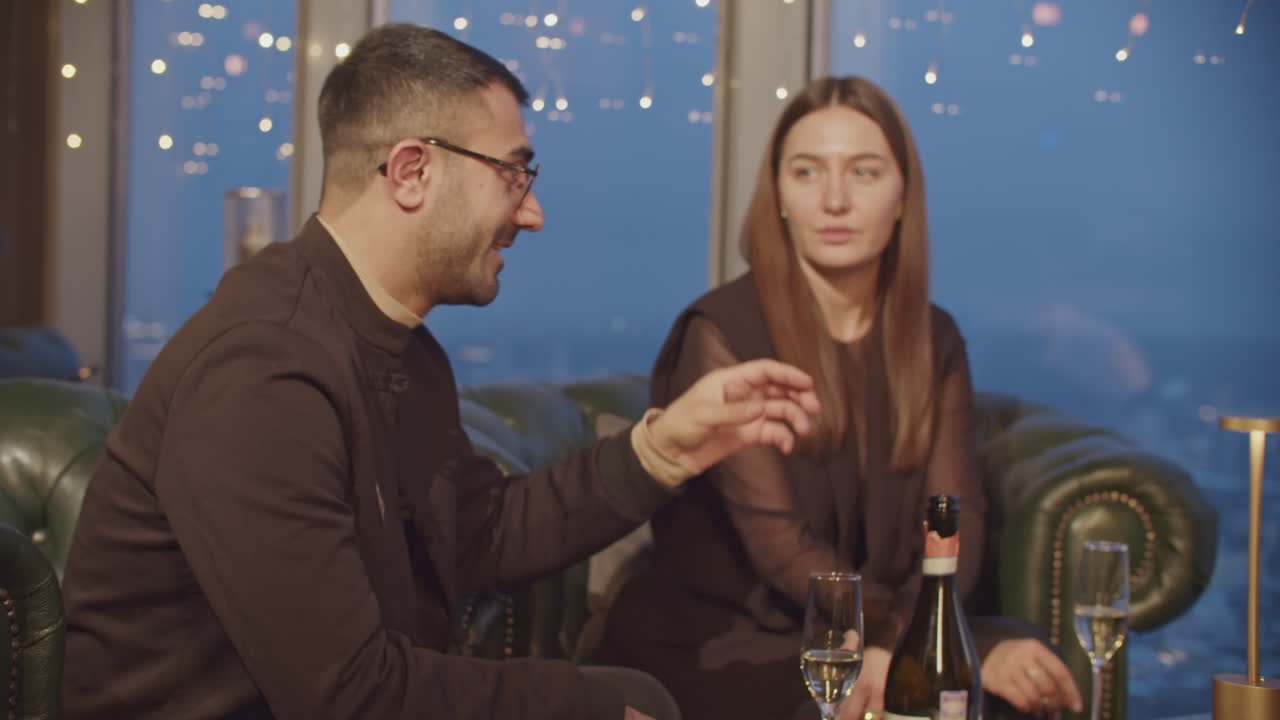 una pareja conversando en un restaurante de lujo.