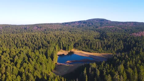 Perspectiva-De-Pájaro-Sobre-El-Lago-En-Las-Montañas-De-Europa