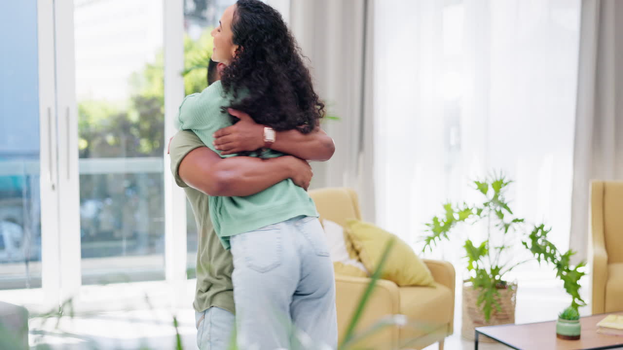 Amore, abbraccio e coppia felice a casa