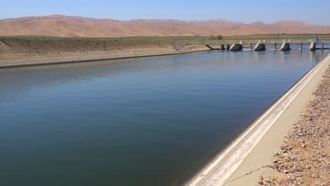 el acueducto de california lleva agua al sur de california afectado por la sequía 2